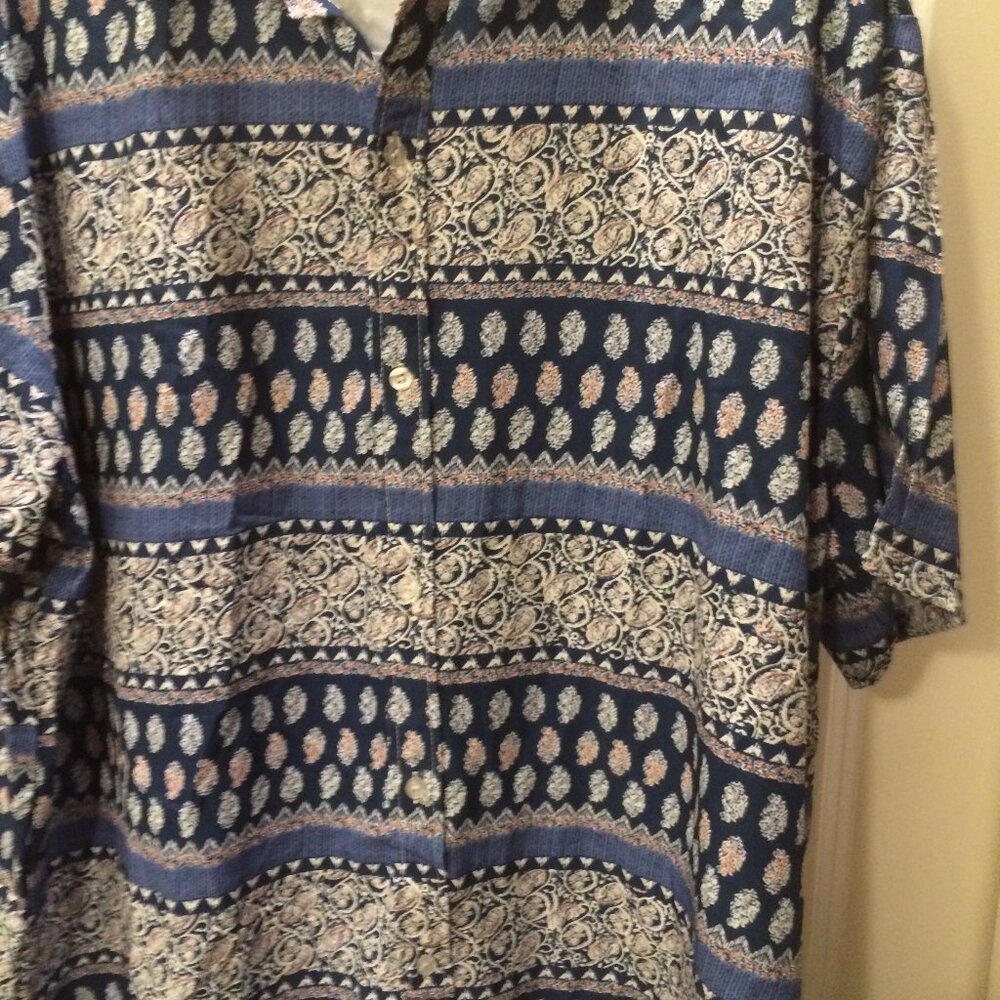 Summer men's short sleeve shirts.